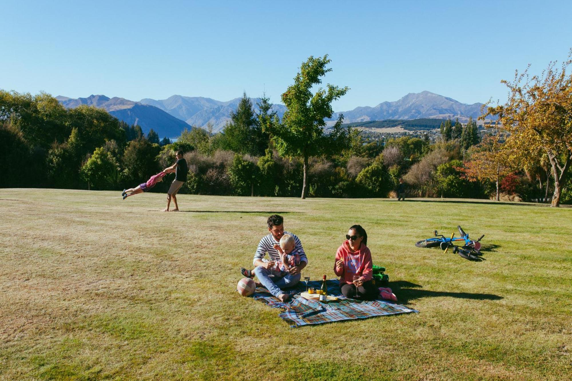 Wanaka Top 10 Holiday Park Hotel Exterior photo